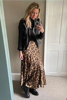 wow! leopard maxi skirt 6 panels of fabulous leopard print to flare at the bottom with the best - the best swish ever. elasticated waist unlined Sizing: S (8/10) | M (12) | L (14) Measurements: Small - waist : 28-30 inch approx (stretchy) Small - length: 92cm approx Composition: 97% polyester | 3% polyamide Care: 30 degree wash | Do not tumble dry | Iron on reverse | Can dry clean Please note colours and images can vary from screen to screen Printed Maxi Skirt Outfit, Leopard Maxi Skirt, Leopard Maxi Skirts, Look Boho Chic, Midi Skirt Outfit