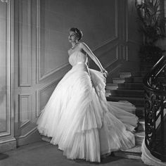 Christian Dior's evening gown named "Tuileries", photo by Willy Maywald on the staircase of Dior's salon, 1949 Glamour Vintage, Fashion 1950s, Christian Dior Couture, Pierre Balmain, Vintage Couture, Vintage Glam, Vintage Glamour, Gorgeous Gowns