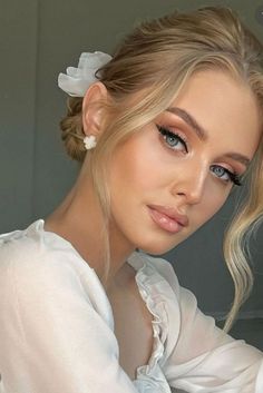 Winged Eyeliner Natural Makeup, Bridal Makeup Blue Green Eyes, Wedding Makeup Green Eyes Blonde Hair, Wedding Day Makeup For Bride Blue Eyes Blonde Hair, Makeup Blonde Hair Green Eyes, Taylor Swift Makeup Looks, Bridesmaid Things