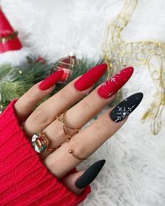 Unleash your creativity with our Christmas nail art inspirations! 🎅 From cute Santa faces to elegant Christmas trees, these designs will keep your nails merry and bright throughout the holiday season. #NailArtIdeas #FestiveNails Festive Nail Art, Cute Christmas Nails, Christmas Nails Easy, Winter Nails Acrylic, Christmas Gel Nails, Snowflake Nails, Christmas Nails Acrylic, Winter Nail Art, White Nail