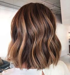 Balyage Short Hair Caramel, Short Balayage Hair Brown Caramel, Long Bob Caramel Balayage, Carmel Highlights And Lowlights On Brown Hair, Balayage Hair Brown Short, Long Bob Caramel Highlights, Hair Colour Trends 2023 Brunette, Brown To Blonde Transition Process, Straight Hair Highlights Blonde