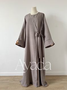 Craquez pour cette magnifique Abaya inspiration japonaise Elle vous accompagnera autant dans vos occasions que dans la vie de tous les jours ! Elle allie pudeur et élégance, fidèle à notre slogan ! Plusieurs appellation pour cette sublime pièce, Abaya cache coeur, Abaya à nouer, Abaya portefeuille Cette abaya est totalement fermée, de ce fait il n'est pas nécessaire de porter une sous abaya en dessous ! Elle contient également des poches Tissu polyester, effet Lin, matière pas trop fine ni trop Abaya Casual, Everyday Abaya, Abaya Inspiration, Abaya Noir, Niqab Hijab, Hijab Abaya, Abaya Kimono, Mode Abaya, Abayas Fashion