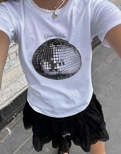 Das Disco or Die Baby T-Shirt ist super weich, bequem und Vintage-inspiriert. Die weiche Baumwollmischung ist angenehm auf der Haut und hat den perfekten Schnitt an der Hüfte. PRODUKTDETAILS: Material: 100% Baumwolle, mittleres Gewicht (180 g / m²) Kurz geschnittene Grafik-T-Shirt-Grafik. Fällt der Größe entsprechend aus. Super weicher, 100% Baumwollstoff. Größentabelle : XS: Breite, 41 cm Länge, 52 cm Ärmellänge, 33 cm S: Breite, 42 cm Länge, 56 cm Ärmellänge, 36 cm M: Breite, 46 cm Länge, 60 c Bebe T Shirt, Graphic Baby Tee, Disco Shirt, Baby Graphic Tees, Aesthetic Y2k, Trendy Top, Baby T Shirts, Baby T Shirt, Girls Tees