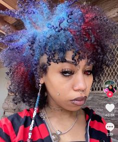 Afro Split Dye, Two Toned Natural Hair, Multi Colored Curly Hair, Pink And Blue Natural Hair, Hairdye Ideas For Curly Hair, Rainbow Hair Black Women, Color Combos Hair, Ghost Roots Curly Hair, Hair Dye Ideas For Black Women