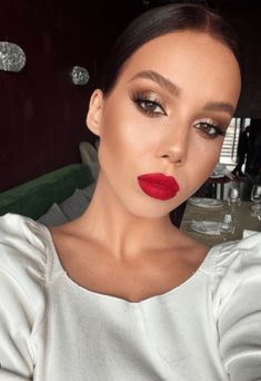 fall makeup ideas. red lip makeup looks. gold eye makeup. best eye makeup for brown eyes. Xmas Makeup, Red Lips Makeup Look, Maquillage On Fleek, Dag Make Up, Gold Makeup Looks, New Year's Makeup, Red Lipstick Makeup, Gold Eye Makeup, Red Dress Makeup