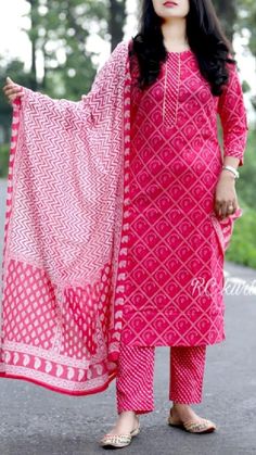 Simple Suit Designs, Kurti Pant Set, Aesthetic Summer Outfits, Kurti Sleeves Design, Latest Dress Design