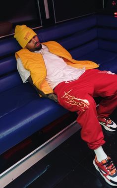 2000s Fashion Men, Chris Brown Photoshoot, Outfits For Teenage Guys, Chris Brown Outfits, Chris Brown Style, Chris Brown X, Chris Brown Pictures