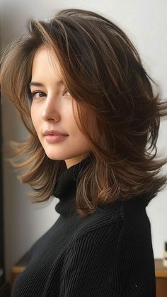 Medium Length Hair Styles With Highlights, This Hair Haircut, Shoulder Haircut With Layers, Short Hair In Layers, Simple Short Haircut, Elegant Haircut, Short Hair Cuts Shraddha Kapoor, Natalie Portman Shoulder Length Hair, Feather Cut