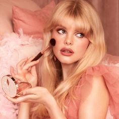 How To Get The Pillow Talk Look | Charlotte Tilbury Pillow Talk Charlotte Tilbury, Pillow Talk Makeup, Charlotte Tilbury Looks, Charlotte Tilbury Pillow Talk, Gentlemen Prefer Blondes, Cupids Bow, The Pillow, Liquid Highlighter, Highlighter Palette