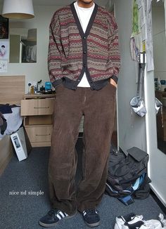 cardigan nd courderoys fit Men In Cardigans Outfits, Cardagins Outfits Men, Men Outfit With Cardigan, Cute Winter Outfits Men, British Men Fashion, Cardigan Sweater Outfit Men, Vintage Cardigan Outfit Men, Men Outfit Cardigan, Masc Cardigan Outfit