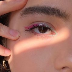 Pink Eyeliner, Bentuk Alis, Gel Eyeliner Pencil, Pink Eye, Eye Makeup Pictures, Ethereal Makeup, Dope Makeup, Makeup Eye Looks, Eyeliner Pencil