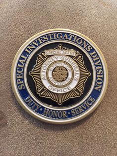 a badge on the side of a building that says special investigating division, diff'honor service