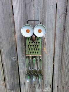 Recycled and repurposed. The vintage box grater turned chime. This unique Owl has flatware forks for wings and feet, those big eyes are recycled jar lids and buttons, add a wood half egg and done. It's whimsical and one of a kind. Perfect for that special person who likes the unique. Ready to ship. Owl Ears, Repurposed Kitchen, Repurposed Junk, Wind Chimes Homemade, Owl Wings, Diy Wind Chimes, Owl Crafts, Deco Originale, Junk Art