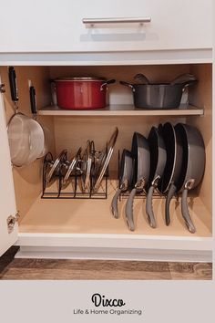 Kitchen cabinet organizing Organizing Ideas Small Kitchen, Kitchen Storage Ideas Apartment, Small Kitchen Organizer Ideas, Racks For Kitchen Cabinets, Kitchen Organization Top Cabinet, Kitchen Idea For Apartment, Apartment Kitchen Set Up, Future House Organization, Tupplewear Organization