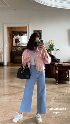 Feminin Outfits Casual, Vintage Outfits For Women Summer, Jeans With Long Top, Birthday Casual Outfit Ideas For Women, Japan Style Fashion Women, Outfit For College Students, Short Shirt Outfit, Jeans Tops For Women