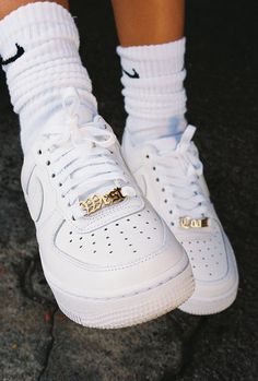 Обувь Air Jordan, Pretty Sneakers, Steel Shoes, White Nike Shoes, Nike Shoes Girls, Pretty Shoes Sneakers, Jordan Shoes Girls, Jordan Shoes Retro, All Nike Shoes