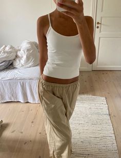 White Clothes Aesthetic, Aesthetic White Outfits, Lazy Day Aesthetic, Girly Pajamas, Outfits Brandy Melville, Lounge Wear Aesthetic, Beige Pants Outfit, Cute Loungewear, Brandy Melville Outfits