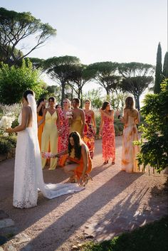 Demoiselle d’honneur colorée rose jaune orange outfit avec mariee mariage en Provence Sunset Colors Wedding Aesthetic, Lavender And Tangerine Wedding, Sunset Colours Bridesmaids, Wedding In Provence France, Provence Elopement, Bridesmaid Palette, Provence Wedding, Jaune Orange, Garden Party Wedding