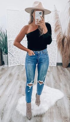 Morgan Wallen Concert Outfit Spring, Simple Nashville Outfits, Cute Nashville Outfits Spring, Nashville Outfits For Winter, Denim Jacket Nashville Outfit, Concert Outfit Ideas Spring, Nashville Outfits Denim, Indoor Country Concert Outfit Fall, Cody Johnson Concert Outfit Winter