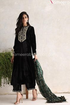 Velvet Dress Designs, Pakistani Party Wear, Beautiful Pakistani Dresses, Designer Party Wear Dresses, Indian Suits, Manish, Kurta Designs, Party Wear Dresses, Pakistani Dresses