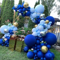 blue and gold balloons in the shape of an eiffel tower are on display