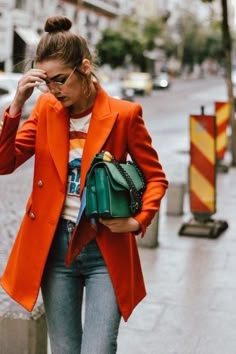 El Color Que Estamos Viendo En Todos Lados Y Que Será Un Hit Este 2018 Outfits Blazer, Orange Coat, Look Jean, Orange Blazer, Suit Collar, Women Blazer, Blazer Outfit, Retro Graphic Tees, Moda Chic