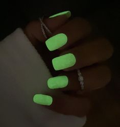 Halbgehärtetes Gel ist echter Gel-Nagellack, der zu 60 % ausgehärtet ist und einfach wie eine Nagelfolie aufgetragen werden kann. Diese Streifen benötigen UV-Licht, um Ihre Nägel auszuhärten, zu versiegeln und zu härten – für eine Mani, die mehr als 14 Tage hält! Sie sind dicker als unsere Standardfolien, was Menschen mit dünnen oder brüchigen Nägeln hilft. Auch hervorragend geeignet, wenn Sie auf Reisen sind und möchten, dass Ihr Lack wirklich LANGE hält!







 Die Streifen sind für alle Nagelbettgrößen geeignet und bei Bedarf etwas dehnbar. Darüber hinaus macht die durchsichtige Rückseite die Größenanpassung an Ihre Nägel zum Kinderspiel! Über jeder Folie befindet sich eine durchsichtige Kunststoffabdeckung, die Sie einfach entfernen, abziehen, auftragen und den Überschuss abfeilen Nagellack Trends, Fall Nail Trends, Nail Bed, Glow Nails, Neon Glow, Nail Length, Fall Nail Colors, Neon Nails, Nails At Home