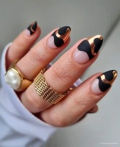 Looking for classy graduation nails for 2023 or prom nails? This list of nails for graduation pictures will have you inspired! There are ideas for simple and elegant nails, or bold and fun graduation nail art with school colors or grad year. Choose from acrylic or gel, almond, short, square, round, white, black, blue, gold, silver, pink, green, and more! photo: @rebekahxpritchard on IG Simple Accent Nails, Nail Designs Sunset, Nails For Graduation, Graduation Nails Ideas, Graduation Nails, Gold Nail, Simple Nail Art Designs, Prom Nails, Dream Nails