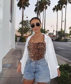 9aa42b31882ec039965f3c4923ce901bdesc50530027ri Outfits Mit Shorts, Look Retro, Mode Inspo, Looks Style, Mode Inspiration, Spring Summer Outfits, Fashion Killa, Outfits Casuales, Types Of Fashion Styles