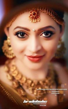 Makeup Photoshoot Poses, Bridal Makeup Photoshoot, Marriage Girl, Asian Faces, Makeup Photoshoot, Hd Makeup, Indian Bridal Photos, Bridal Photography Poses, Bride Photography Poses