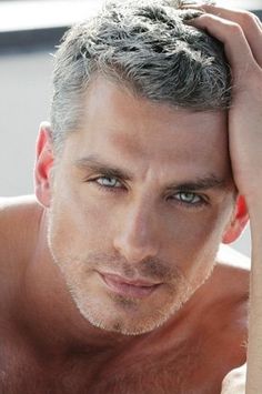 Laurence Nicotra---better with age!uh  men  exstra  kis Older Mens Hairstyles, Purple Wig, Silver Foxes, Grey Hair, Good Looking Men, Silver Hair, Beautiful Eyes, Haircuts For Men, Mens Hairstyles