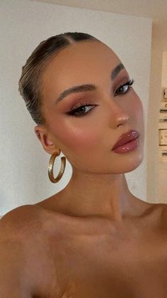 Color Eye Makeup For Brown Eyes, Summer Formal Makeup, Elegant Party Makeup, Natural Blue Makeup Looks, Red Shirt Makeup Ideas, Medium Glam Makeup, Soft Sultry Makeup, Dusty Pink Makeup Look