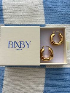 Looking for a pair of earrings that will make a statement? Look no further than these 14k gold fill Pamu hoops! These lovely lightweight square shape hoops will have everyone doing a double take. They're like a piece of art for your ears, but without the pretentiousness. These hoops are unapologetically bold, just like your ex who still texts you 'hey' every few months. But unlike your ex, these earrings will never let you down. They're the perfect accessory for a night out on the town or just s Yellow Gold Tarnish Resistant Brass Hoop Earrings, Luxury Brass Clip-on Hoop Earrings, Gold Enamel Hoop Earring (sold Individually), Luxury Tarnish Resistant Gold-tone Hoop Earrings, Luxury Tarnish-resistant Brass Hoop Earrings, Double Take, Square Earrings, Gold Hoops, Statement Earrings