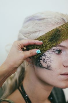 Halloween Makeup Tutorial: Alternative Lace Mask | Free People Blog #freepeople Halloween Zombie Makeup, Carnaval Make-up, Makeup Clown, Halloween Make-up Looks, Party Make-up, Special Fx Makeup, Pintura Facial