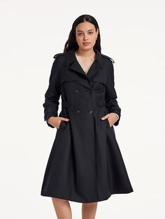 -Laine mérinos

 -Coupe X-line

 -Avec une ceinture

 Le trench-coat est composé à 100% de laine. Il est disponible dans une palette de couleurs noires élégantes, avec une silhouette cintrée intemporelle à la taille. Le design à double boutonnage et les rabats coupe-vent avant et arrière en forme de cape ajoutent une touche élégante. Le manteau comprend également des poches latérales dissimulées, alliant esthétique et praticité.

Trench-Coat en laine peignée à taille froncée pour femme
Numéro Black Wool Coat With Belted Cuffs, Black A-line Outerwear For Work, Classic Black Belted Wool Coat, Black Wool Coat With Belted Cuffs For Work, Chic Black A-line Outerwear, Black A-line Outerwear For Spring, Fitted Black Belted Wool Coat, Black Belted Long Pea Coat, Black Belted Pea Coat For Fall