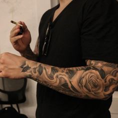 Arm Tattoos For Guys Forearm, Underarm Tattoo, Tattoo Homme, Full Hand Tattoo, Half Sleeve Tattoos Forearm, Rose Tattoo Sleeve, Half Sleeve Tattoos Drawings, Simple Tattoos For Guys, Rose Tattoos For Men