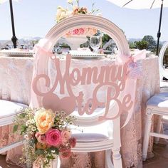 Baby Shower Chair Sign Mommy to Be - Wedding Decor Gifts Baby Shower Chair, Diy Halloween Dekoration, Fiesta Shower, Ballon Party, Boy Baby Shower Ideas, Shower Chair, Baby Shower Invitaciones, Mommy To Be