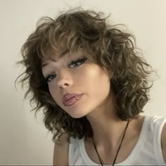 Short Wavy Wolfcut, Short Wavy Shag, Curly Wolfcut, Short Curly Haircuts, Haircut Inspo, Curly Haircuts, Haircuts For Wavy Hair, Haircuts For Curly Hair, Wolf Cut