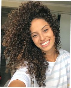 25 Vibrant Curly Hair Color Ideas for a Stunning Makeover Curly Girl Method, Frizz Free, Bad Hair Day, Curly Girl, Curly Hairstyles, Hair Color Ideas