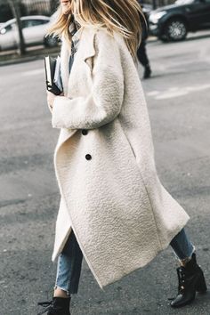 Paris Street Fashion, Fall Fashion Coats, Coat Outfit, Street Style Paris, White Coat, Mode Inspo, Casual Winter Outfits, Looks Style, Elie Saab