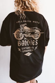 Motorcycle Graphic Tee, Soft Grudge Aesthetics, T-shirt Designs, Biker Outfits For Women, Hipster Graphic Tees, Shirt Outfit Ideas, Tee Shirt Outfit, Fitness Shirts, Casual Edgy