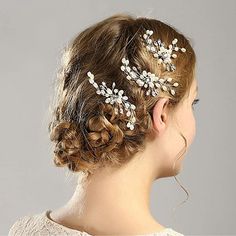 Add a touch of luxury to your wedding day look with these beautiful bridal hair pins. Handmade from crystal beads and silver leaves, these pins are the perfect finishing touch to any updo. Bridal Hair Accessories With Veil, Pearl Hair Pin Wedding, Bride Hair Pins, Beaded Hair Pins, Wedding Hair Headband, Rhinestone Hair Pin, Bride Headpiece, Pearl Hair Pins