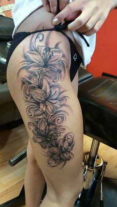 Lily Thigh Tattoo Women, Tiger Lily Tattoos For Women, Lilly Hip Tattoo, Cute Thigh Tattoos Women, Feminine Half Sleeve Tattoo, Lily Tattoo Sleeve, Tattoo Bein Frau, Thigh Tattoo Ideas, Tiger Lily Tattoos