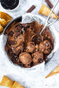 This No-Churn Kit Kat Ice Cream is sinfully richcreamy and decadentIt starts with an easy no-churn chocolate ice cream base that’s then loaded with chopped kit-kats and swirled with hot fudge sauceI’m totally obsessed Kit Kat Ice Cream, Vegan Chocolate Brownies, Eating Junk Food, Hot Fudge Sauce, Ice Cream Base, No Churn Ice Cream, Cheat Day