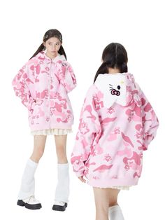 Kitty Camouflage Hoodies Jacket KI348 Model Size L (61.8INCH 101LB/ 168CM 46KG ) SIZE CHEST(IN) LENGTH(IN) SLEEVE LENGTH(N) S 50.3 27.5 21.6 M 51.9 28.5 22 L 53.5 29.3 22.4 XL 55.1 30.1 22.8 Pink And Camo Outfit, Hello Kitty Jacket, Kuromi Clothes, Hello Kitty Hoodie, Motorcycle Guy, Kitty Clothes, Streetwear Chic, Camouflage Hoodie, Camo Hoodie