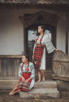 Romanian Culture, Folk Dresses, Russian Fashion, Eastern European, Traditional Decor, Painting Inspiration, Hungary