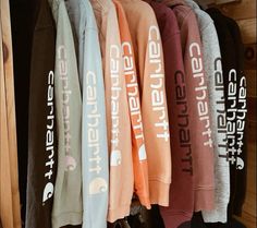 Carhartt Women Sweatshirt, Carhartt Hoodies Womens, Carhartt Aesthetic Women, Carhartt Women Outfits Hoodie, Cute Western Sweatshirts, Carhartt Sweatshirt Outfit Women, Carhartt Long Sleeve Outfit, Country Wishlist Ideas, Western Hoodies For Women