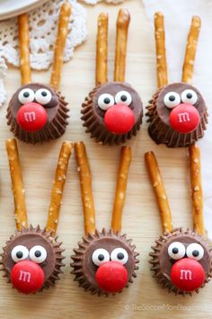 Adorable peanut butter cup reindeer treats made with miniature Reese's cups, pretzels, and M&Ms. An easy Christmas candy recipe! Reindeer Clothespin, Reese Cup, Candy Sleigh, Christmas Pretzels, Pretzel Treats, Christmas Sweet Treats