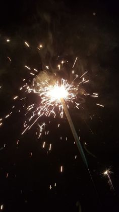 a sparkler is lit up in the dark night sky with lots of lightening