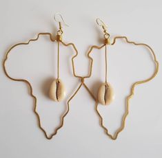 Hand made earrings.  They are made of Brass and cowrie shell and have an African map shape. The earrings are all made to order The list is for 10 pairs of earrings. They are all 100% hand made. All items are shipped through dhl express. Seashell Jewelry Diy, Map Earrings, Cowrie Shell Earrings, African Map, Horn Earrings, Bone Earrings, African Earrings, Seashell Jewelry, African Jewelry